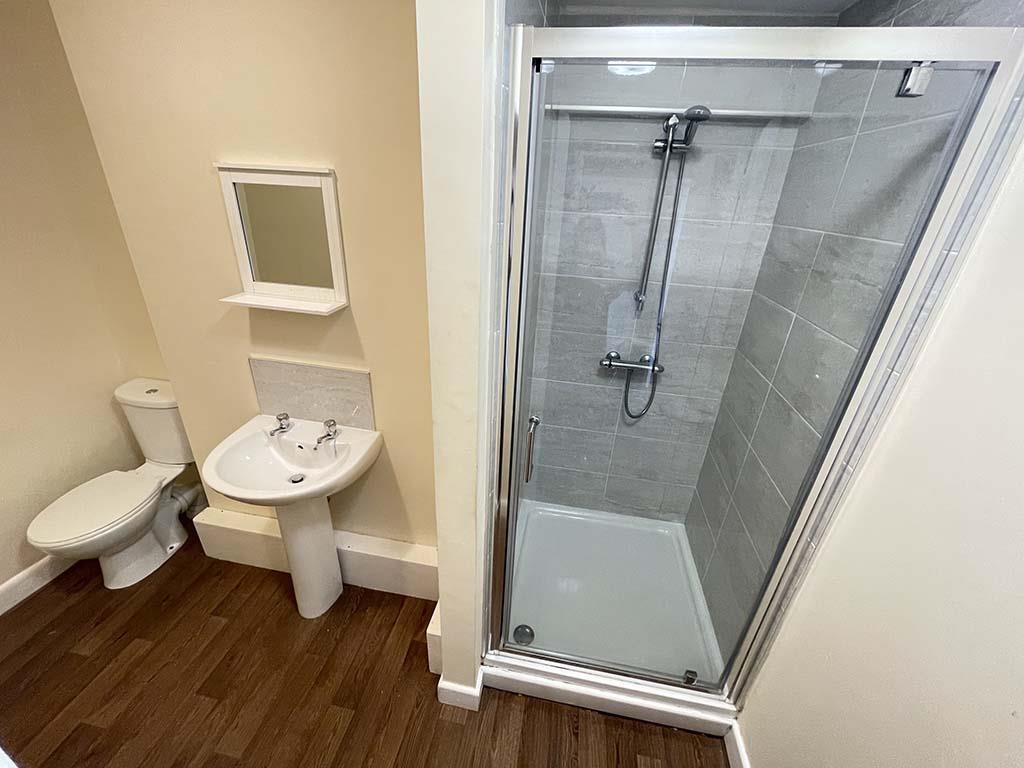 2 bedroom flat To Let in Barnoldswick - Shower Room